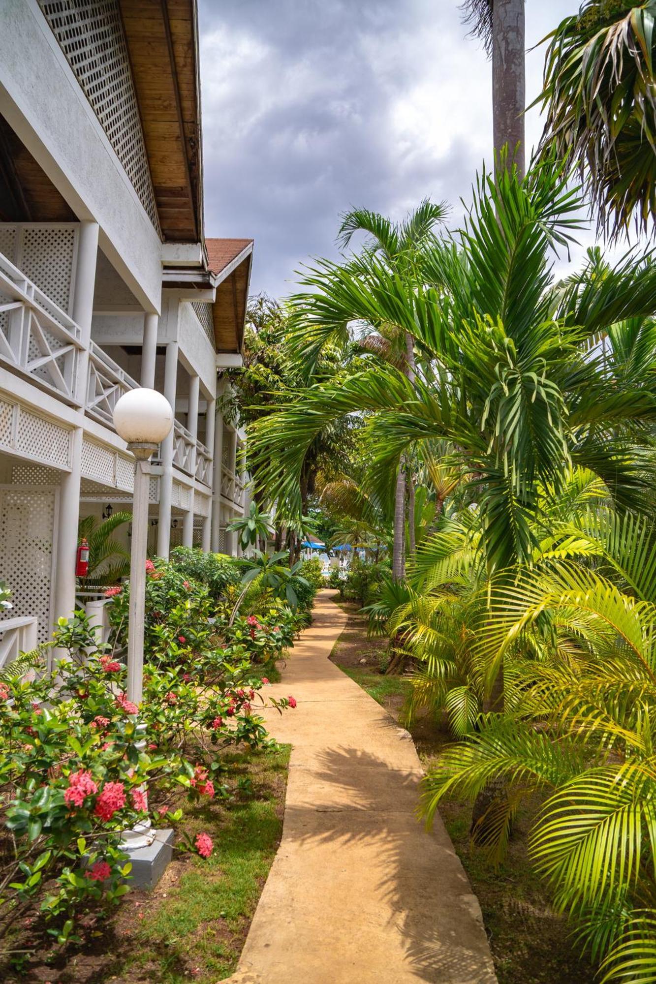 Merrils Beach Resort II Негрил Экстерьер фото