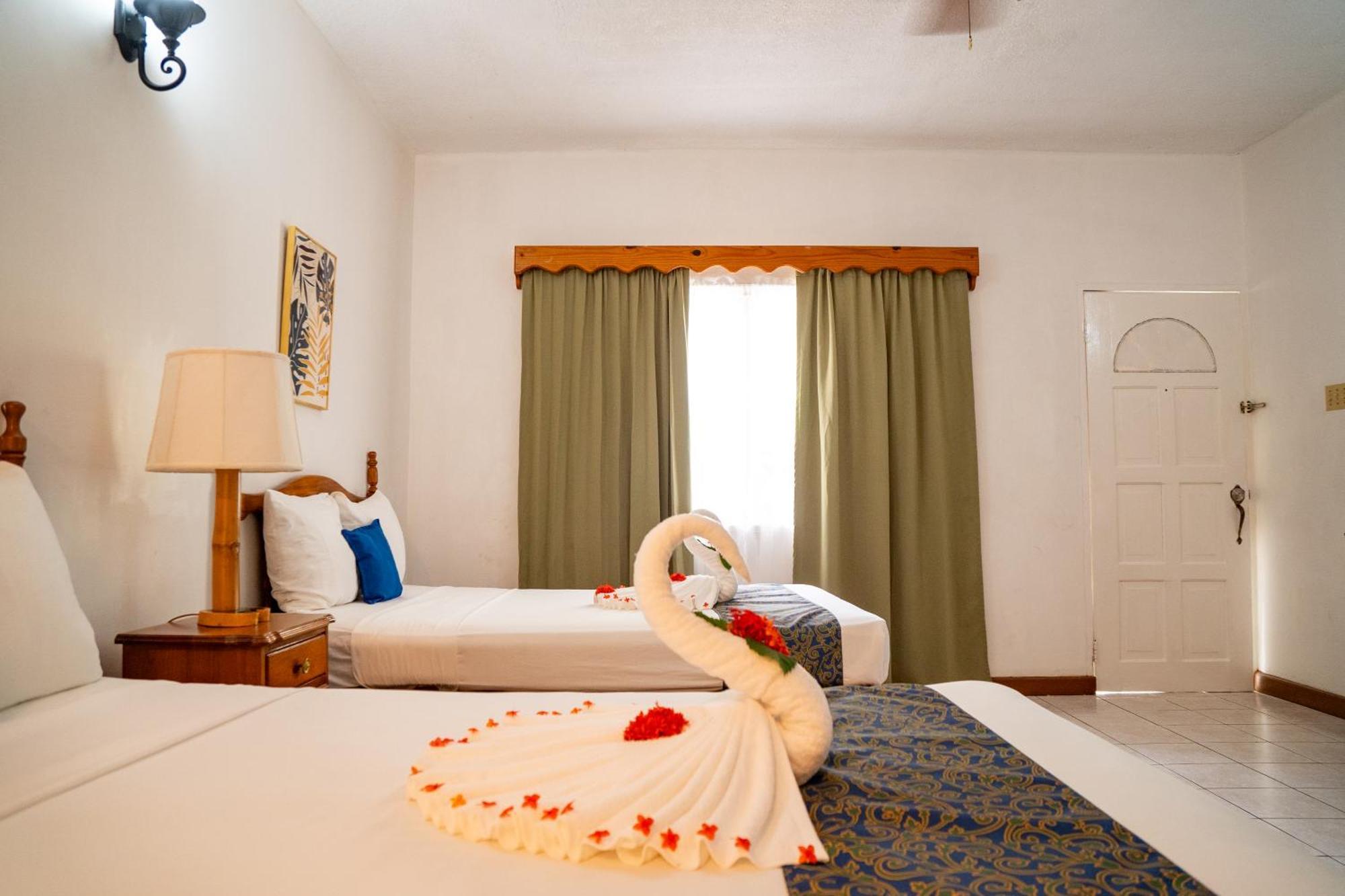Merrils Beach Resort II Негрил Экстерьер фото