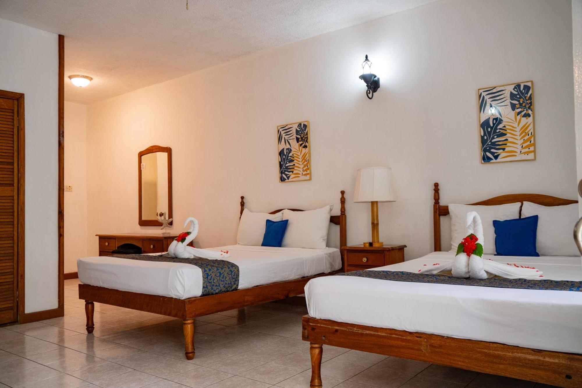 Merrils Beach Resort II Негрил Экстерьер фото