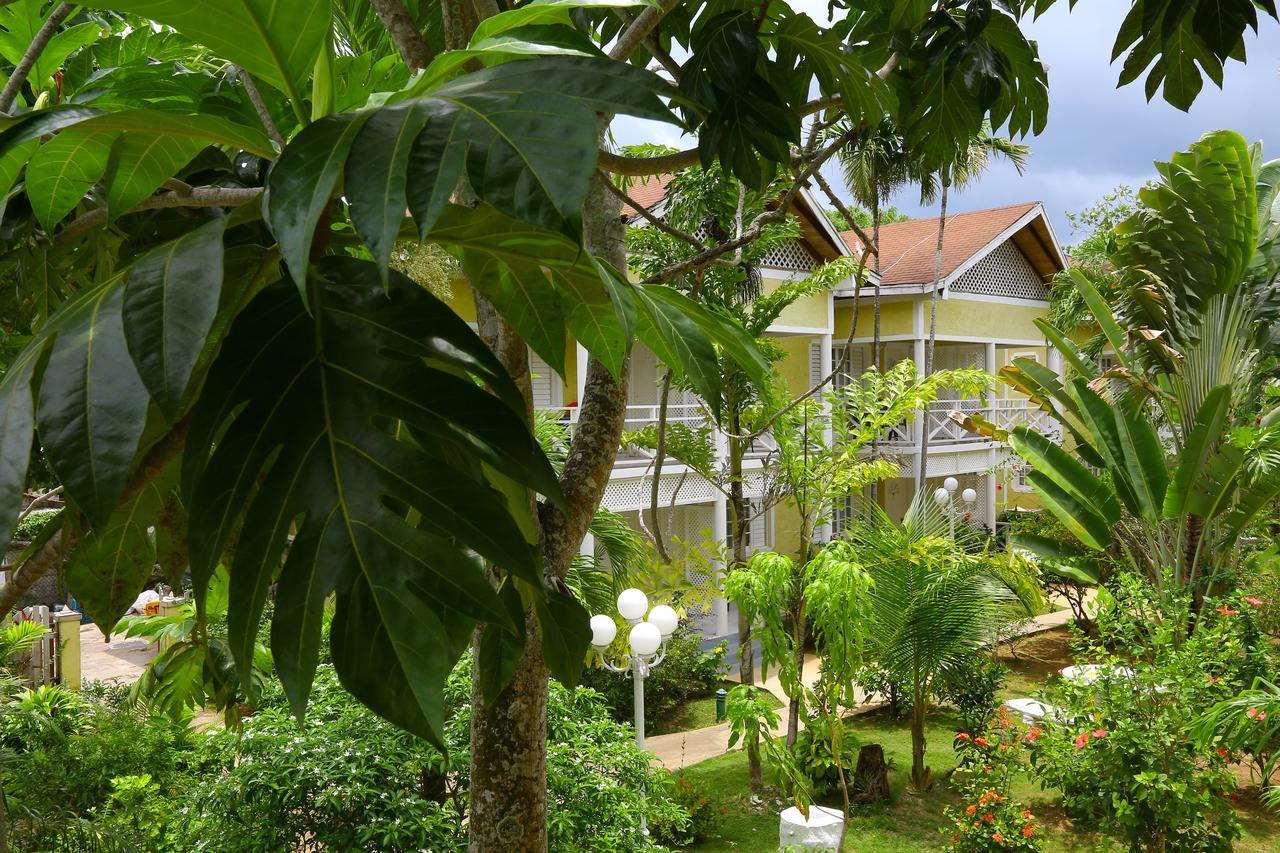 Merrils Beach Resort II Негрил Экстерьер фото